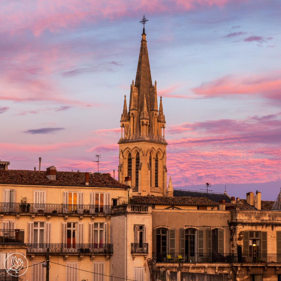 Clocher de l'église Sainte-Anne de Montpellier au coucher du soleil