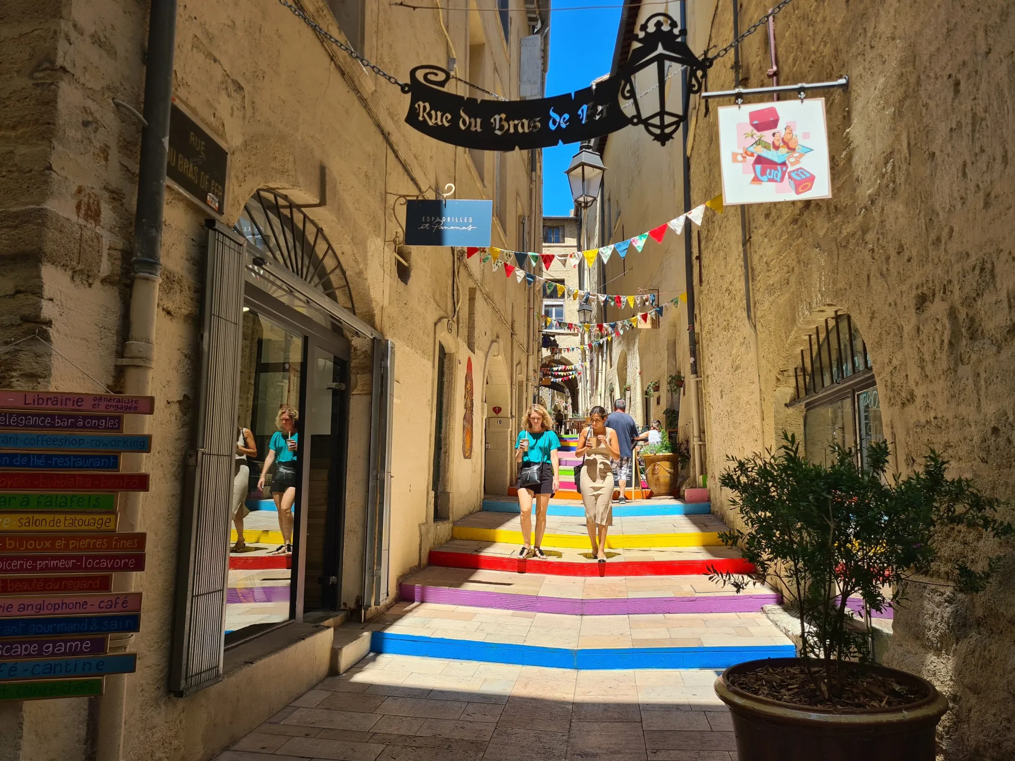 Rue du Bras de Fer à Montpellier avec ses escaliers colorés