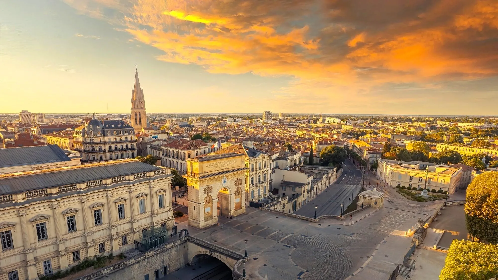 Vue panoramique de Montpellier au coucher du soleil avec l'Arc de Triomphe