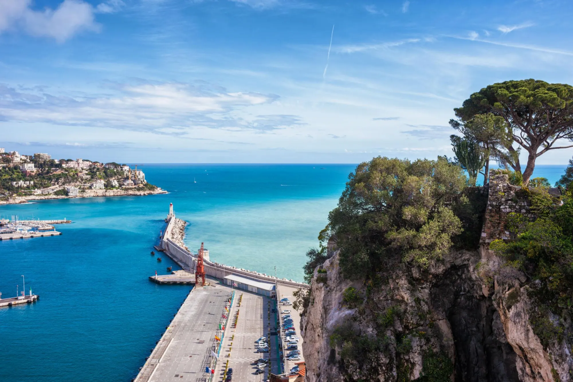 Port de Nice avec son phare et la mer Méditerranée