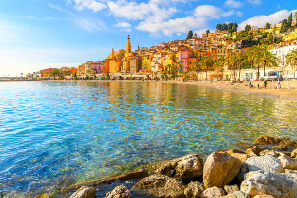 Vieille ville colorée de Menton vue depuis la mer Méditerranée
