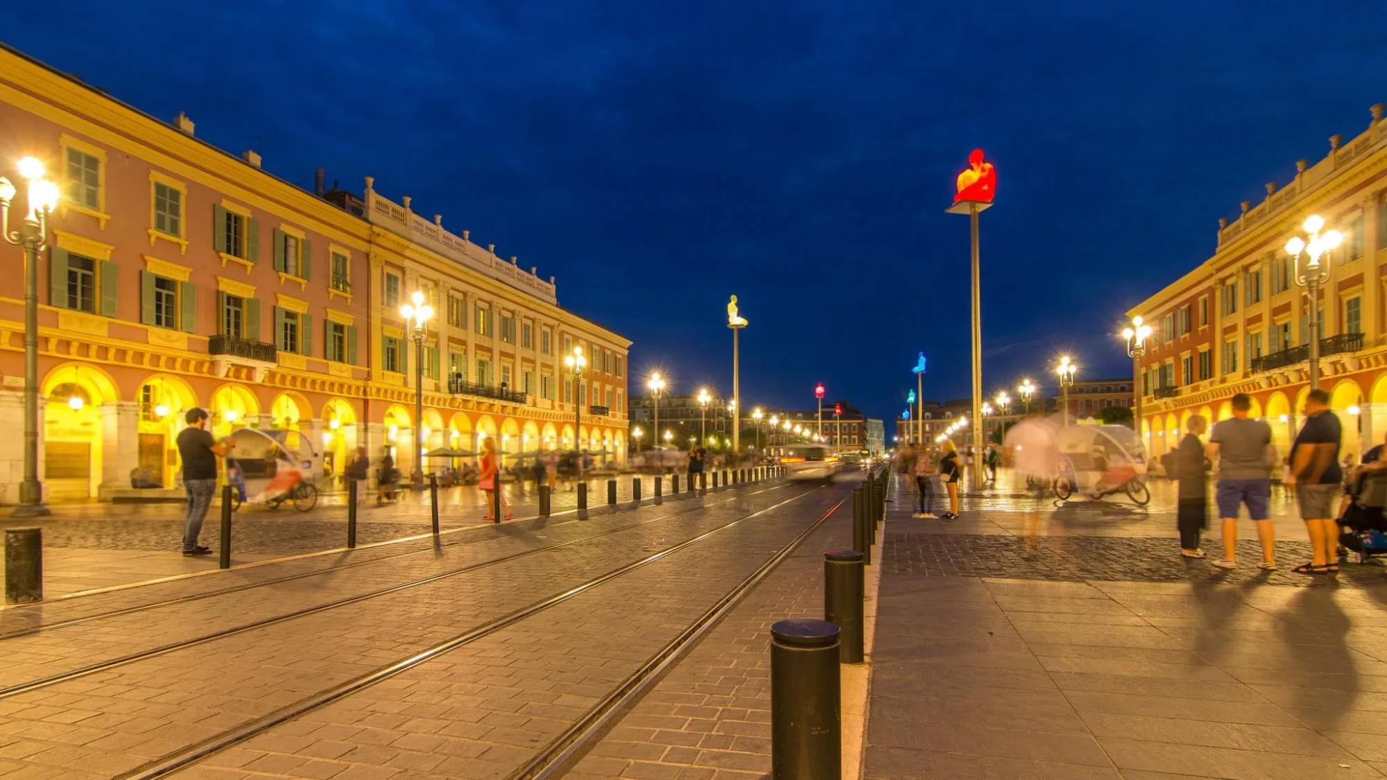 Place Masséna à Nice illuminée la nuit