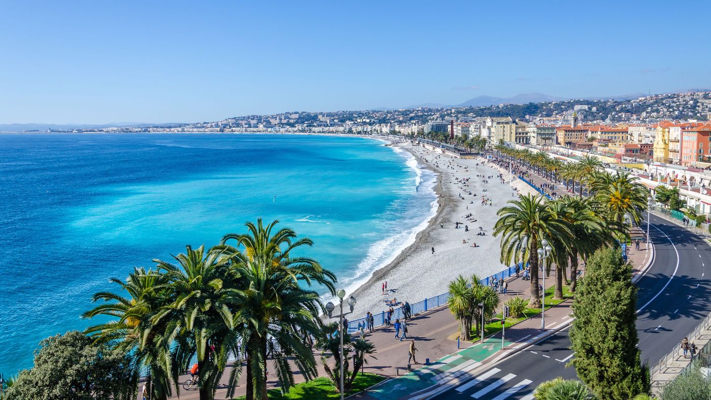 Baie des Anges à Nice avec palmiers et plage de galets