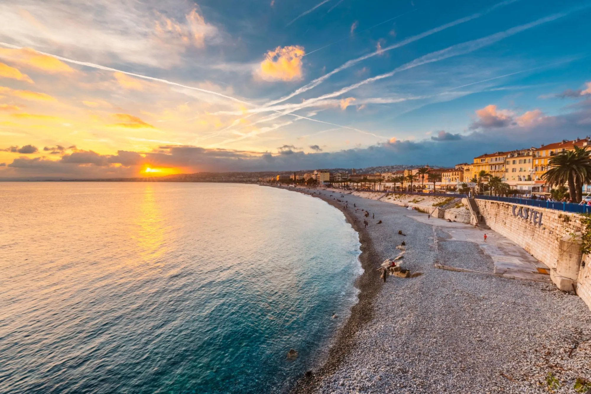 Promenade des Anglais et plage de Nice au coucher du soleil