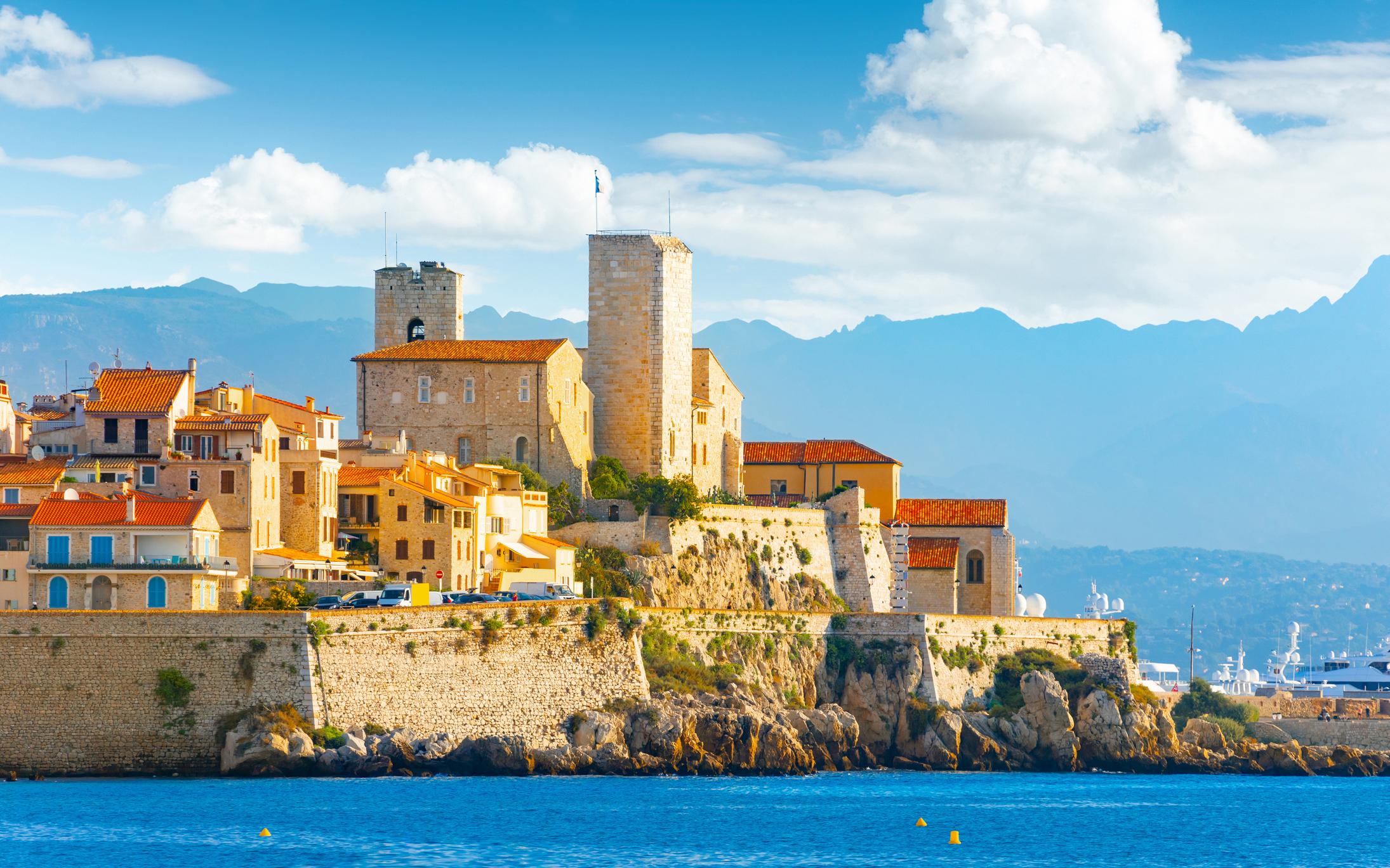 Ruelles pittoresques du Vieil Antibes avec façades colorées