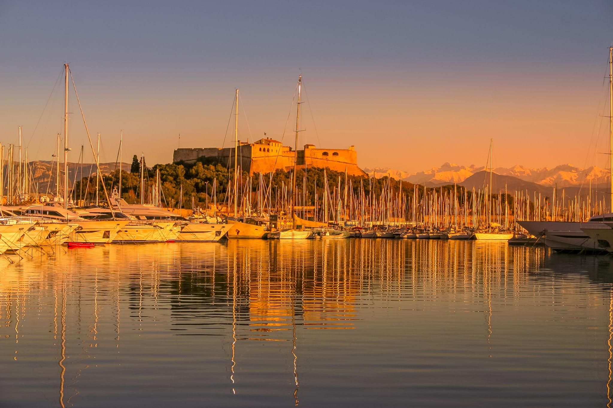 Vue du Fort Carré et du port de plaisance d’Antibes