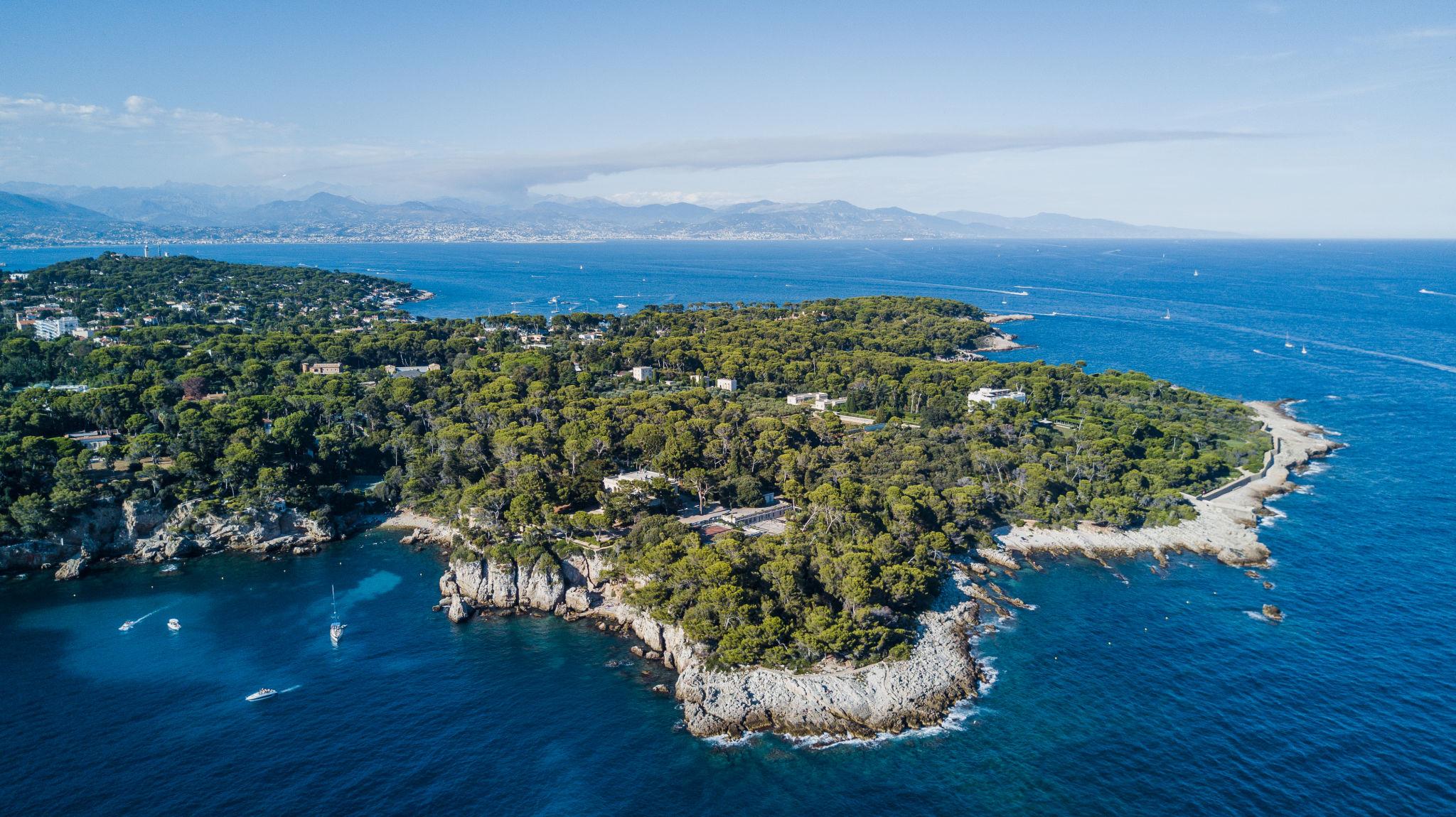 Plage du Ponteil à Antibes avec vue sur les Alpes