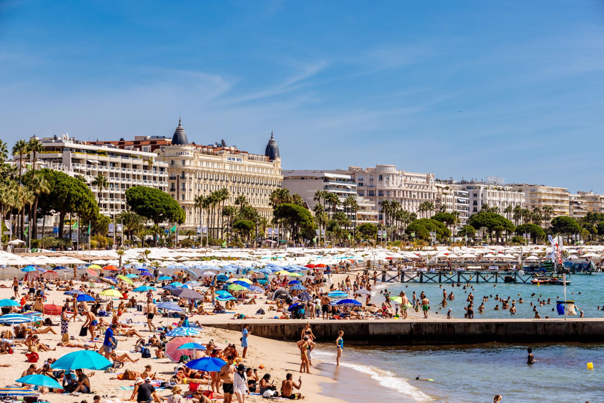 Vieux port de Cannes et yachts amarrés