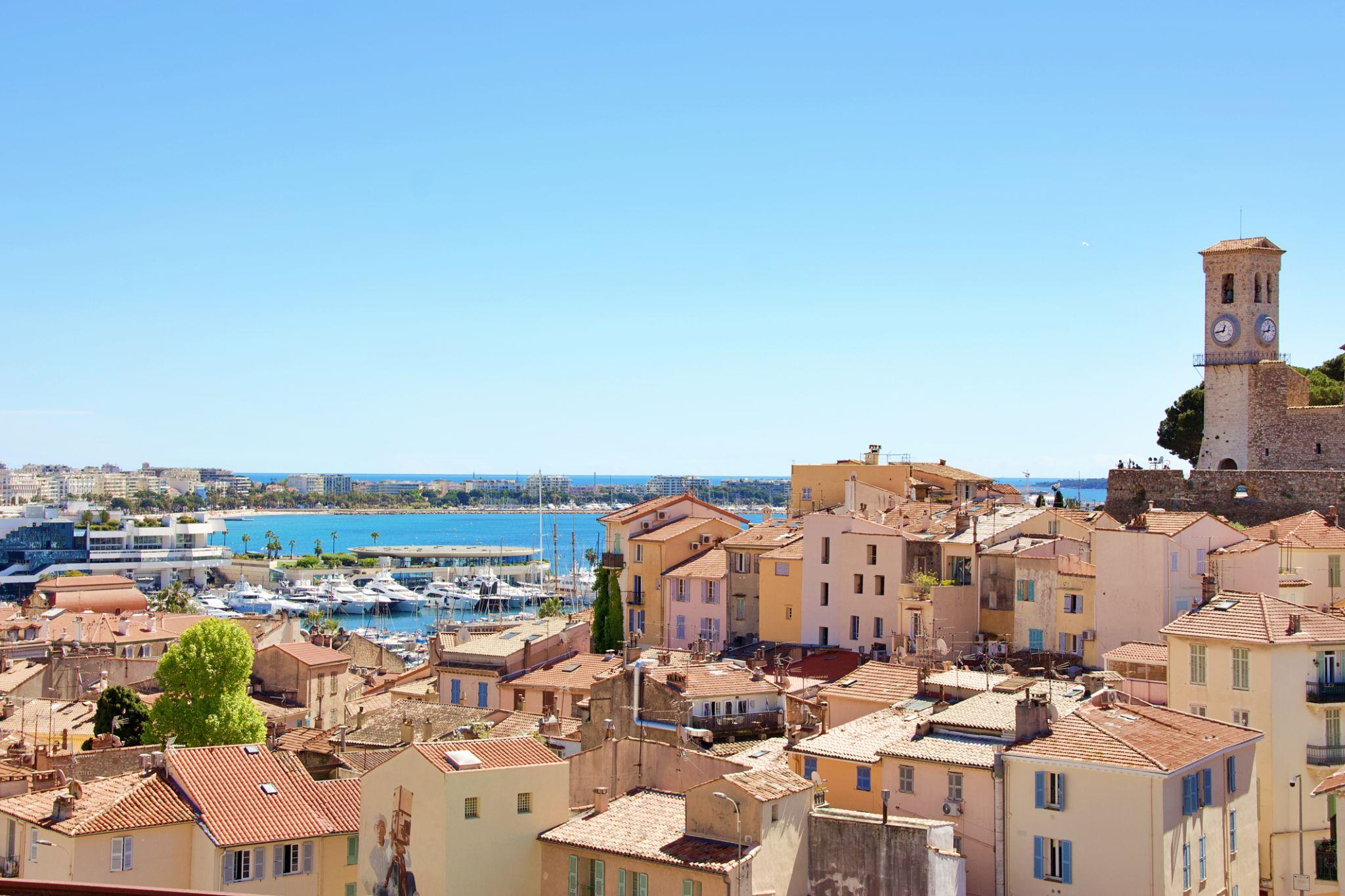 Vue aérienne de la Croisette et de la baie de Cannes