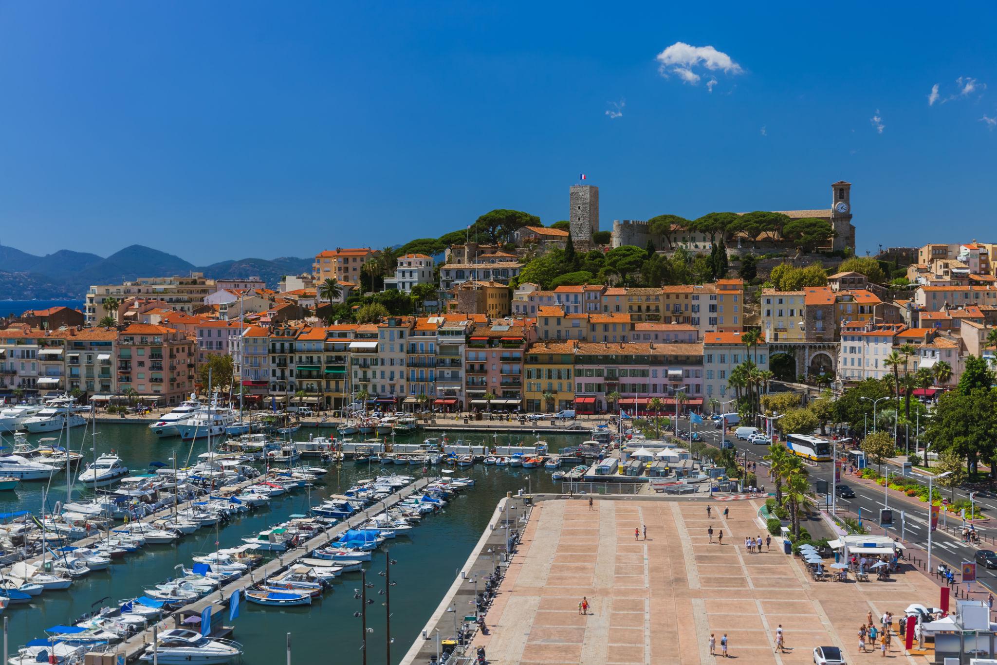 Façades colorées et toits de tuiles du vieux Cannes