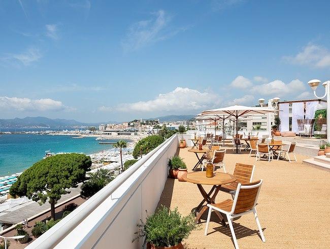 Vue panoramique de Cannes au coucher de soleil sur la Méditerranée