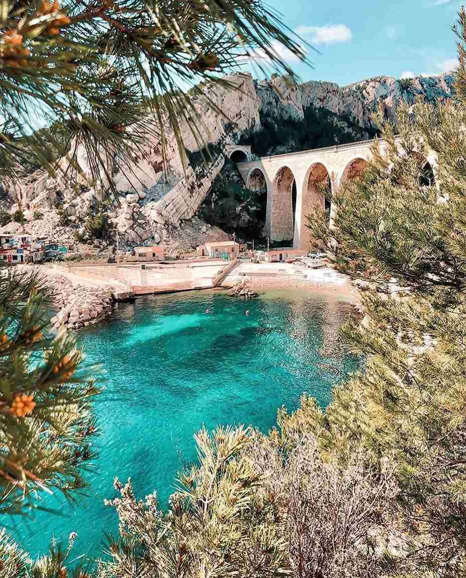 Calanque avec viaduc à Marseille