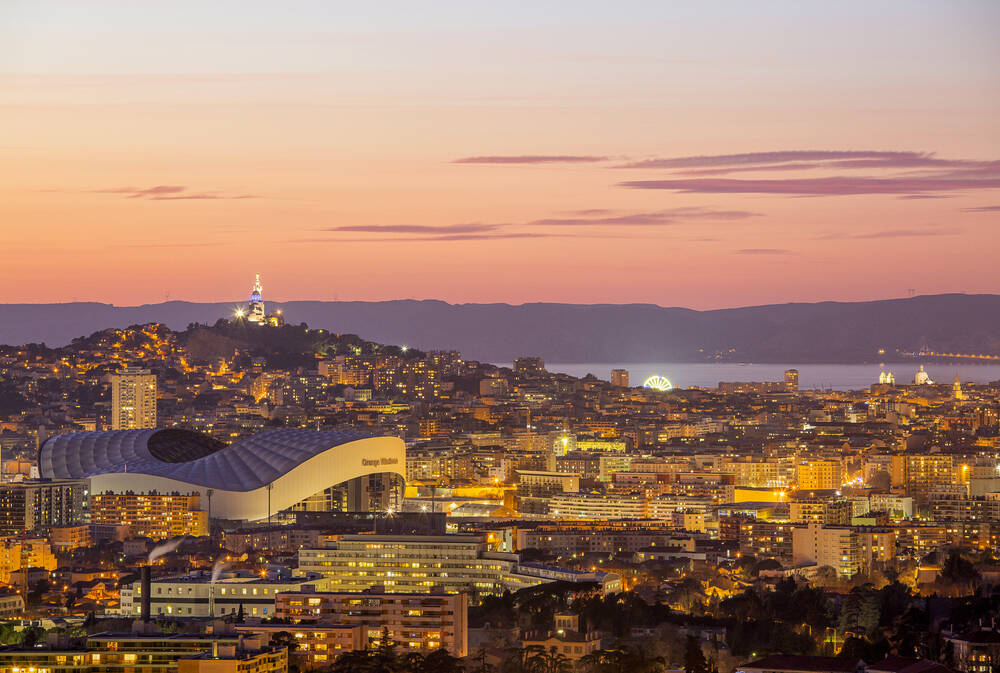 Vue de Marseille avec le Stade Vélodrome au coucher de soleil