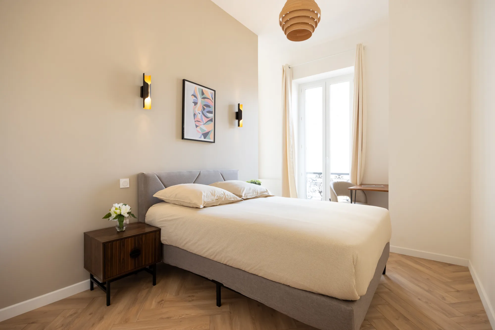 Chambre rénovée avec parquet point de Hongrie