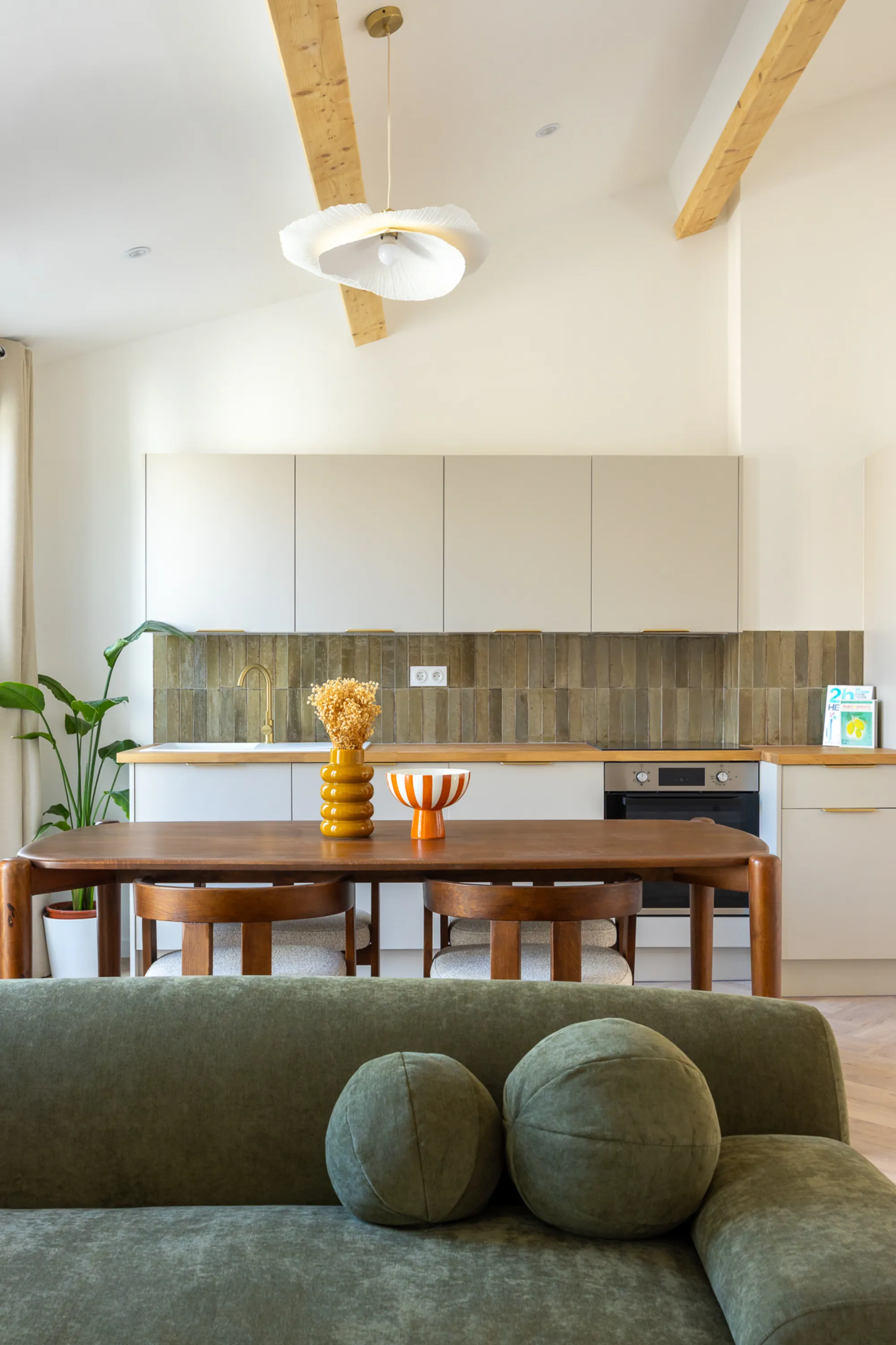 Cuisine rénovée crème avec table en bois