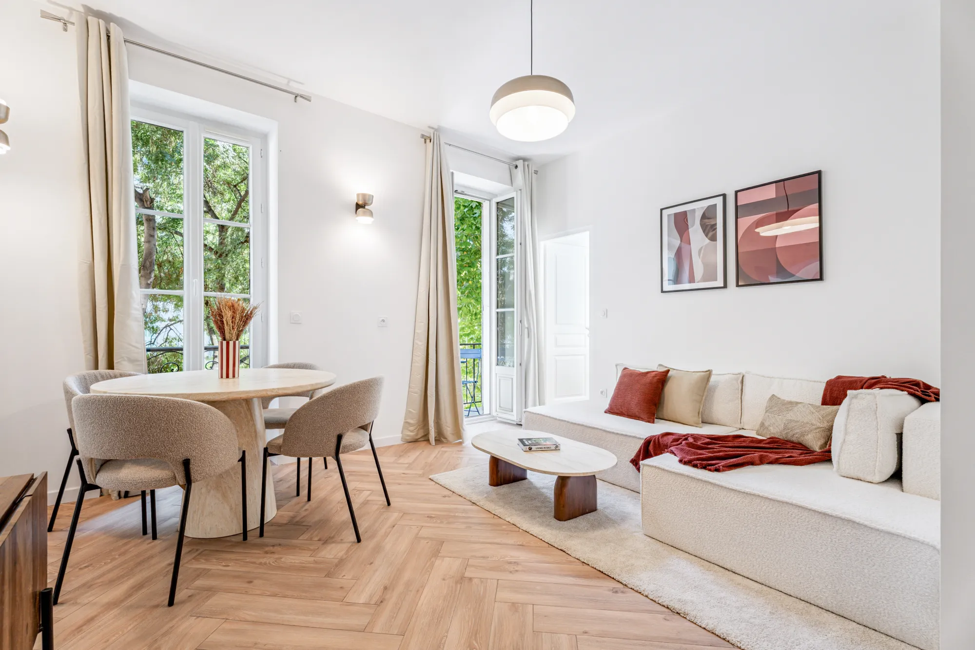Salon lumineux rénové avec canapé crème et parquet