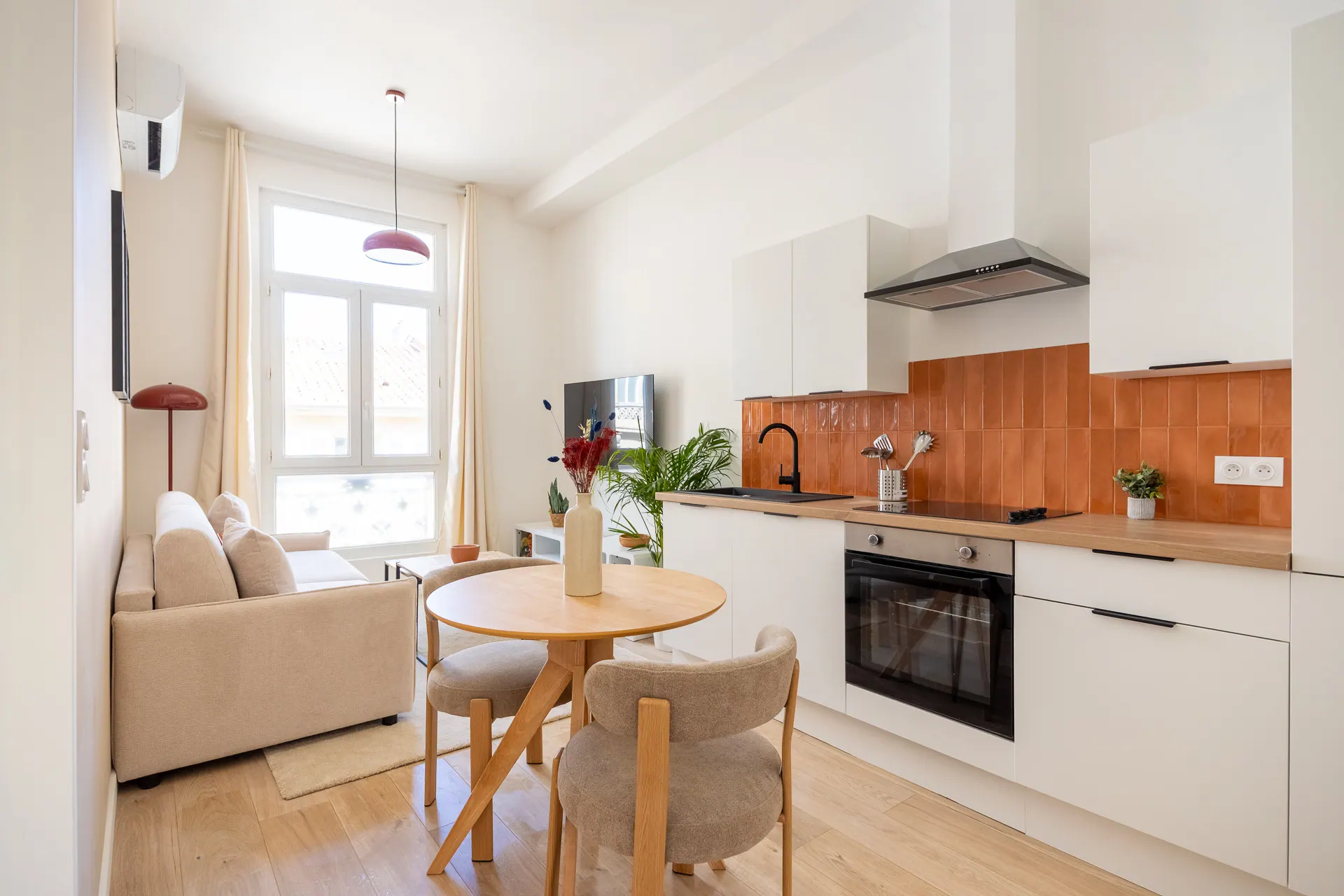 Cuisine et coin repas d’un studio rénové clé en main