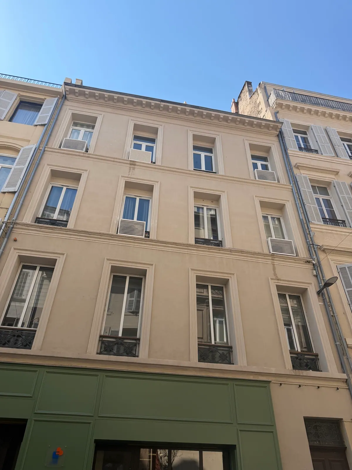 Façade d’un immeuble ancien dans le Sud de la France