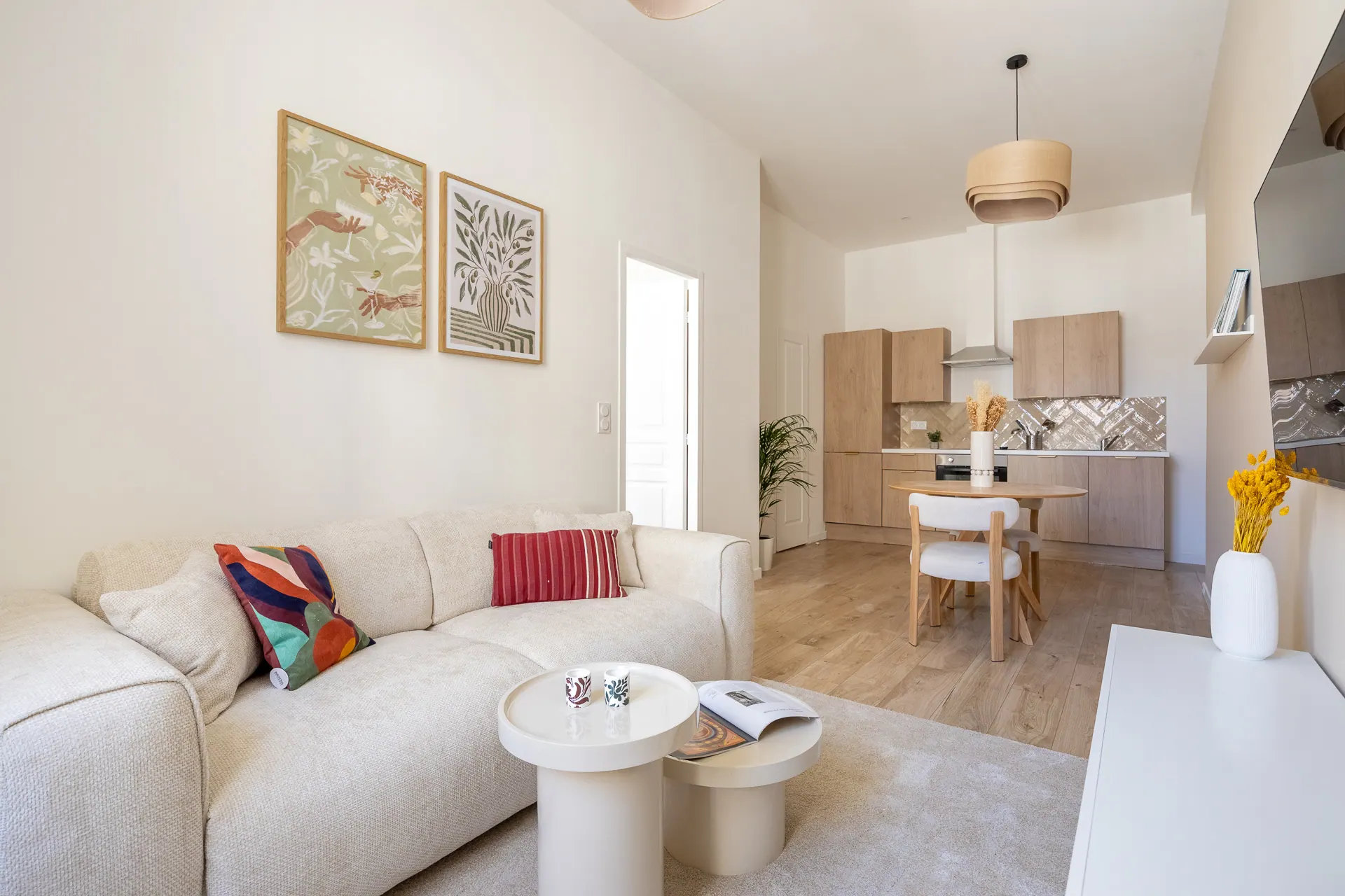 Séjour et cuisine ouverte d’un appartement rénové par Vestizy