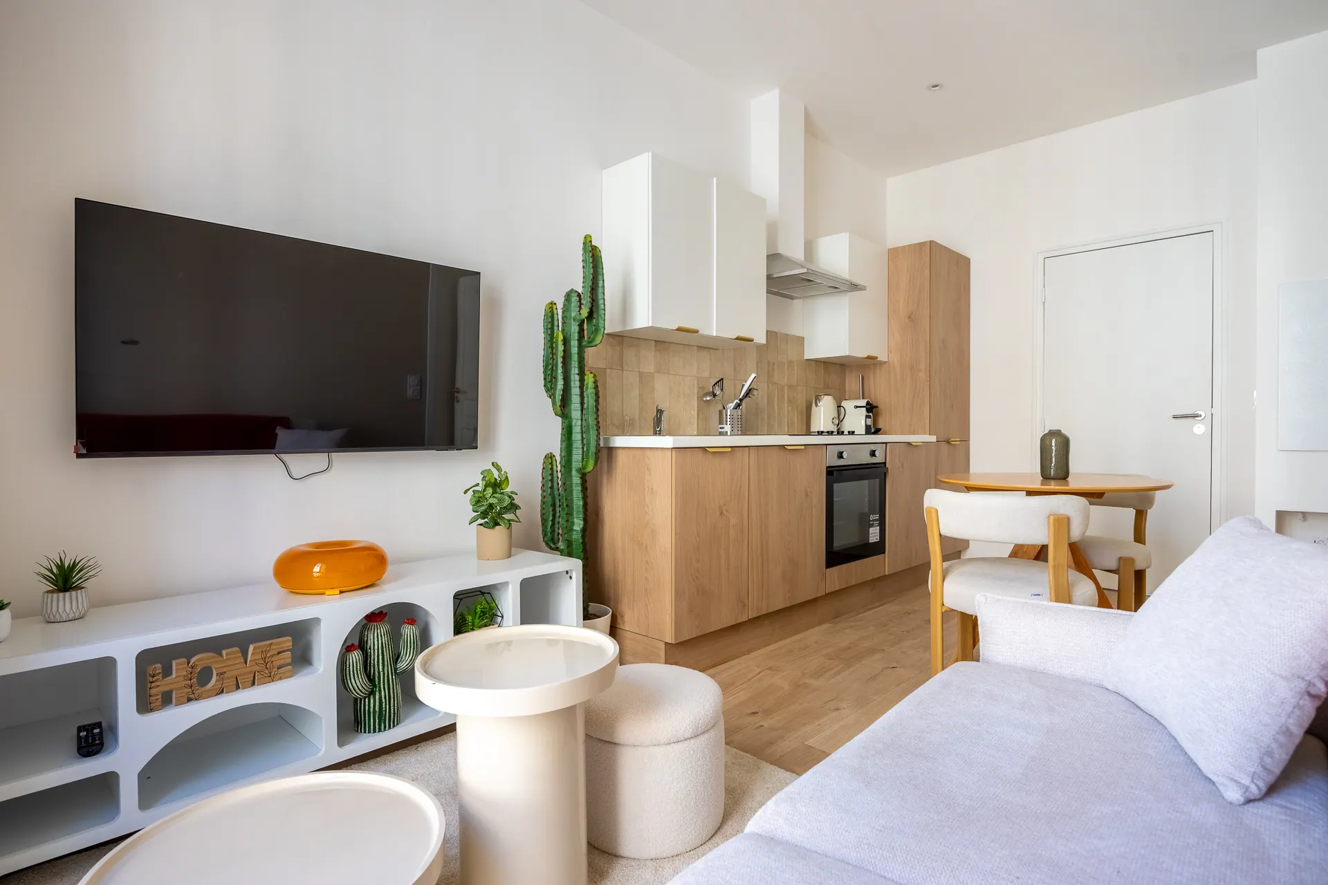 Salon et cuisine d’un appartement rénové et aménagé par Vestizy