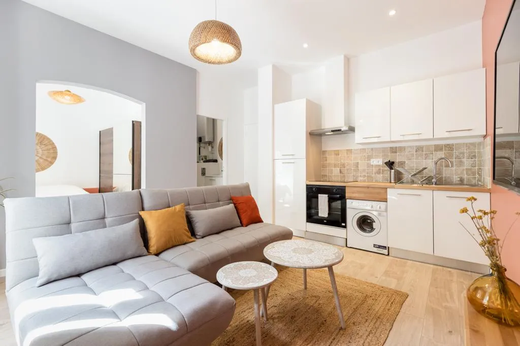 J’ai fait appel à Vestizy pour un projet immobilier à Marseille, et je ne peux que recommander cette entreprise ! Leur accompagnement a été exemplaire de A à Z : prospection, achat, design, rénovation, ameublement et mise en location, tout a été géré avec professionnalisme et efficacité. L’équipe a livré un superbe appartement, dans les délais convenus, avec un excellent rendement locatif à la clé. Un vrai partenaire de confiance pour investir sereinement. Bravo et merci à toute l’équipe Vestizy