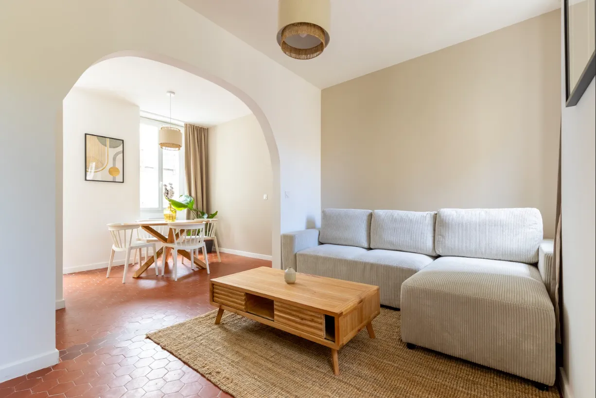 J’ai acheté un appartement qui m’a été présenté par Vestizy en 2023. Des estimations initiales, aux travaux, à l’ameublement et à la gestion locative tout s’est super bien passé - Nasser et son équipe savent se rendre extrêmement disponibles pour répondre aux moindres questions. Ils ont par ailleurs une connaissance très précise du marché Marseillais et savent traiter les problèmes rapidement donc je les recommande sans hésiter!