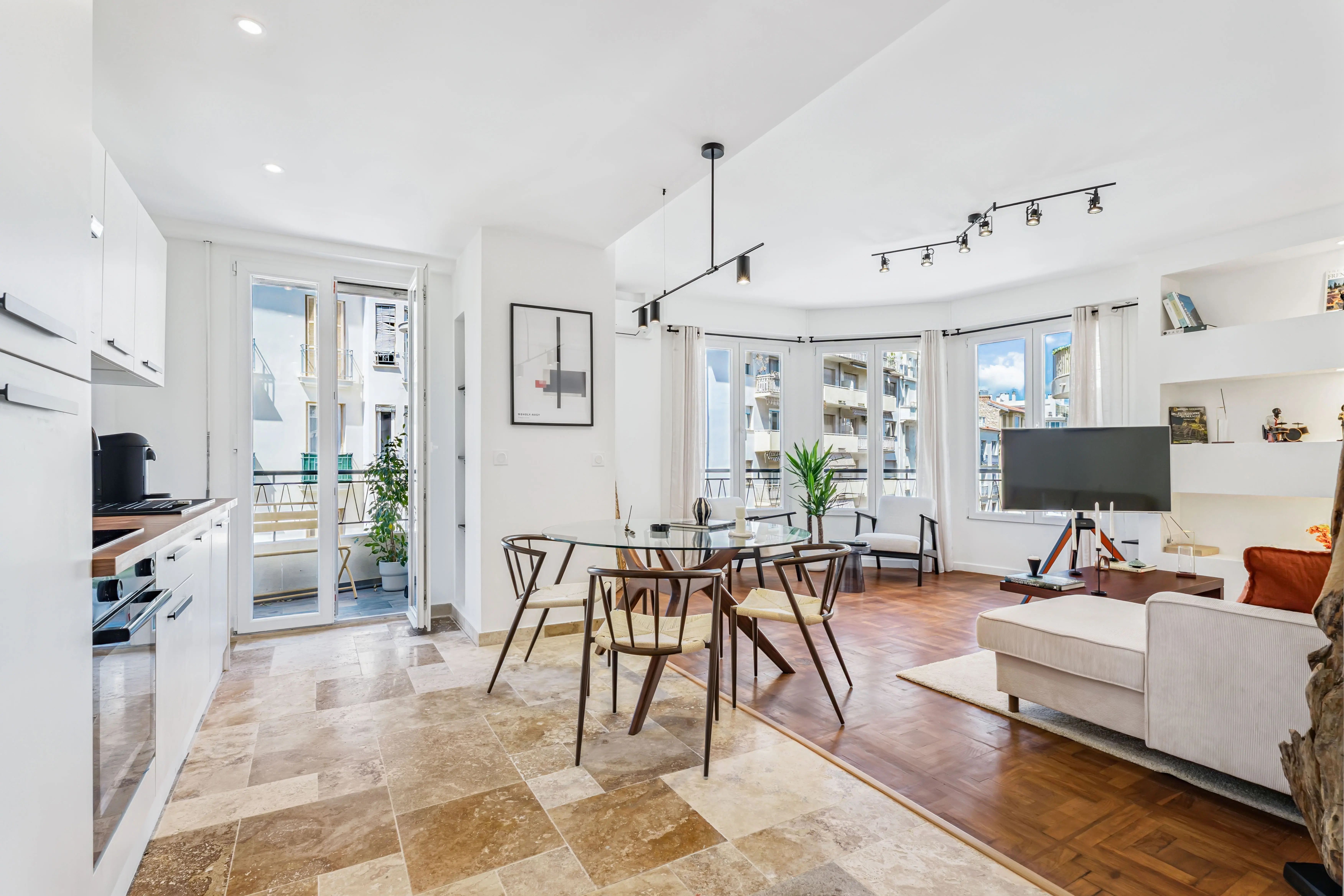 Retour d’expérience avec Vestizy.
Vestizy est une société qui vous permet d’acquérir un bien immobilier clé en main.
En voulant acheter un premier appartement dans le sud de la France, je me suis tourné vers Vestizy qui m’a été recommandé par un collègue de travail.
À cet effet, je rencontre Karim qui me propose sa solution : Recherche de bien, recherche du crédit immobilier (courtage) réalisation de plans par architecte et des travaux, recherche du locataire et gestion.
Dans ce cadre, 1er étape leur méthode « le coup de fusil » : Ils vous proposent une short liste d’appartements correspondant à votre ambition/caractéristiques de recherche. Après filtrage, nous retenons mon coup de cœur : un trois pièces de 49m2! Le compromis est signé !
La vous êtes pris en charge par une équipe d’experts. Tout d’abord Vestizy m’a trouvé le financement via courtier pour avoir des offres de prêt au meilleur taux du marché.
Deuxième étape : Travaux - La encore vous êtes pris en charge avec deux propositions de réagencement d’espaces par architecte. Une fois le plan verrouillé et le crédit décaissé les travaux commencent. Un accompagnement est effectué tout au long du processus avec des points étapes et des videos de suivi réguliers. L’équipe en place se charge de vous répondre à toutes vos interrogations.
Troisième étape : La livraison : L’appartement est livré; avec de l’avance (durée estimée 3 mois, durée effective 2 mois et 2 semaines).
Le mobilier est reçu, monté.
Enfin, dernier étape du processus : La gestion immobilière. Vestizy vous poste votre appartement sur les réseaux de location (saisonnier et longue durée) et vous trouve le meilleur dossier répondant à vos attentes.
En tout point, l’expérience était une réussite et je repasserai à coup sûr à l’occasion d’une nouvelle acquisition par Vestizy! Merci à l’équipe