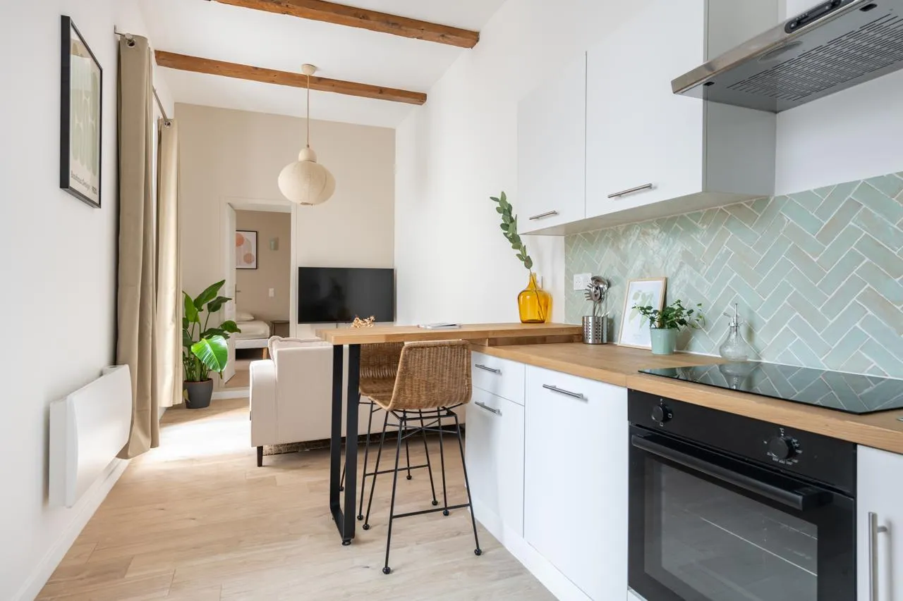 Super expérience, j’ai fais appel à Karim et Nasser pour un bien à Marseille en vue de le mettre en location (investissement locatif).
Après quelques visites, nous avons trouvé un bien proche de l’église notre dame Dumont
Globalement très satisfait. Ils m’ont aidé de l’identification du bien, la négociation du prix et la réalisation du business jusqu’à la remise des clefs au premier locataire. Ils ont même installé la boxe fibre pour moi (je n’étais par q Marseille).
Nous avons trouvé un bien off-market, travaux impeccables, super finition, accompagnement sur la décoration et le choix des meubles, timing et budget respecté, super rendement. Il s’est loué en moins d’une semaine à un prix supérieur à celui du business plan
Je réfléchis sérieusement à reproduire l’expérience prochainement